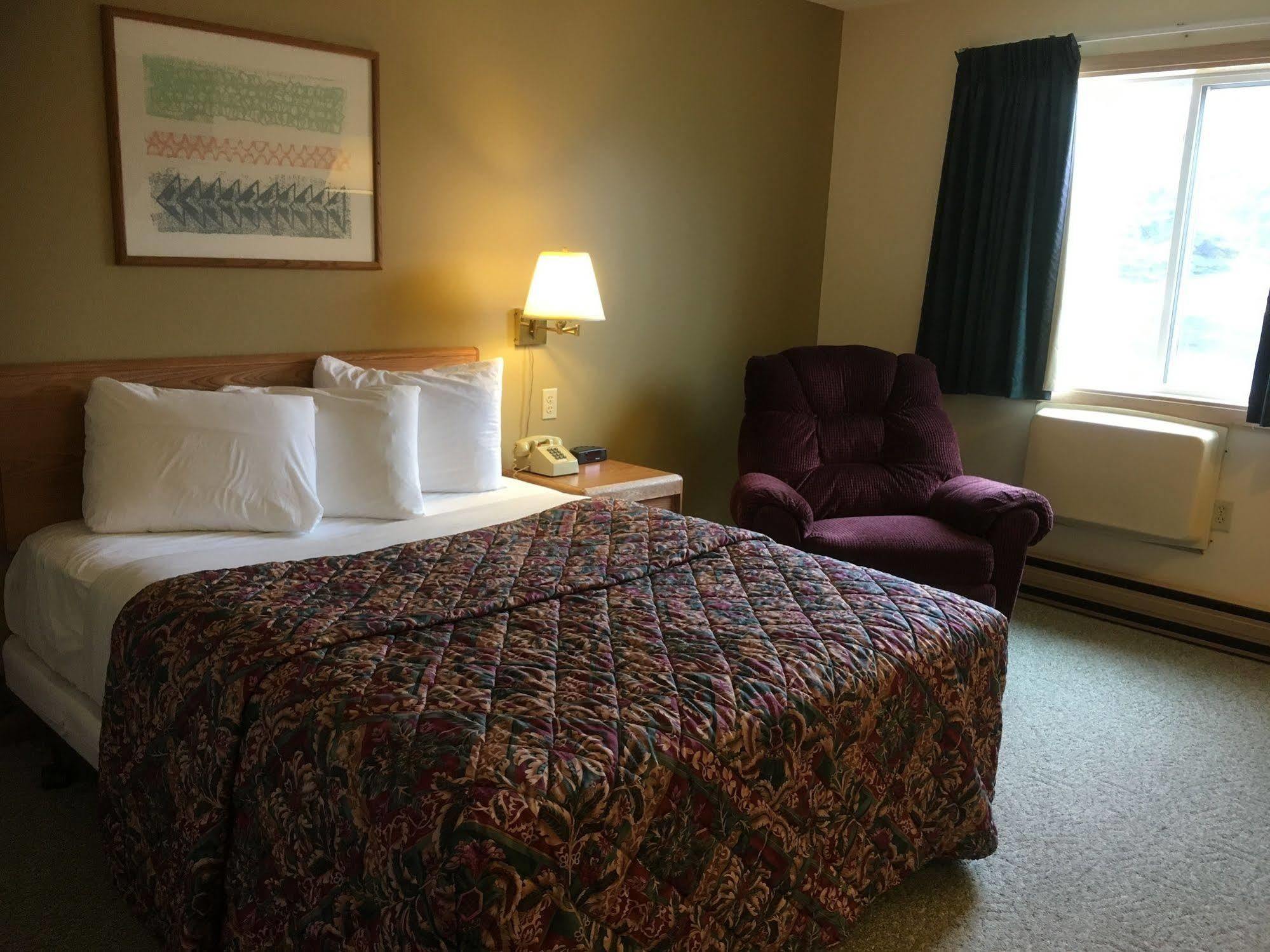 Value Host Motor Inn Marquette Eksteriør bilde