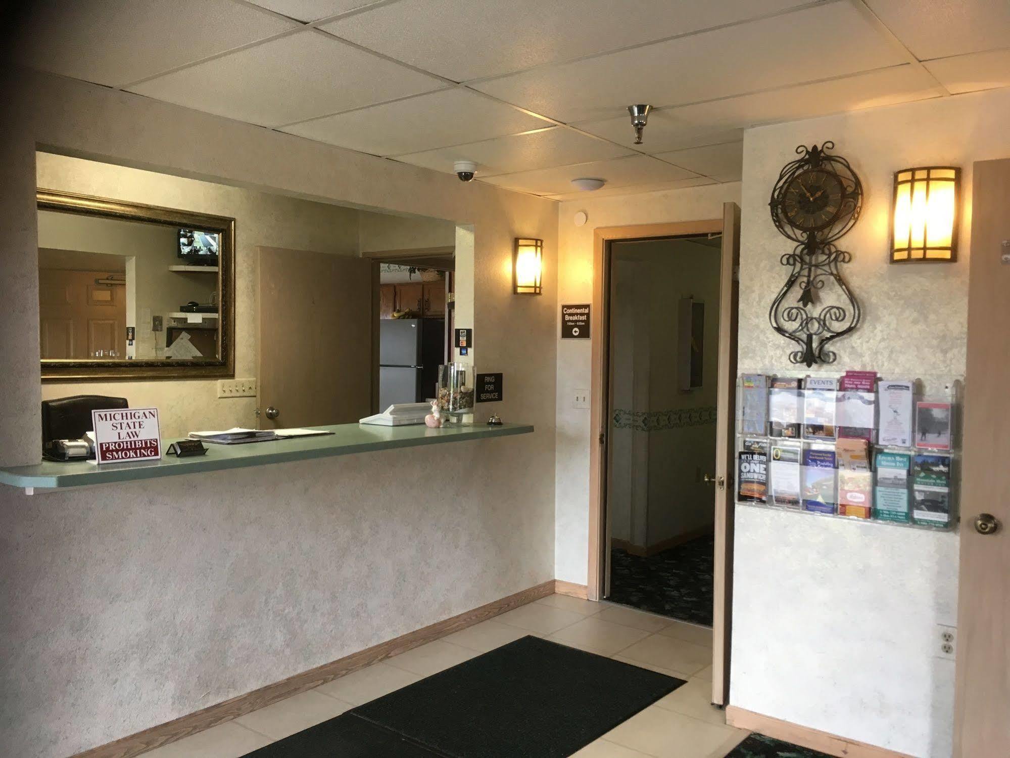 Value Host Motor Inn Marquette Eksteriør bilde
