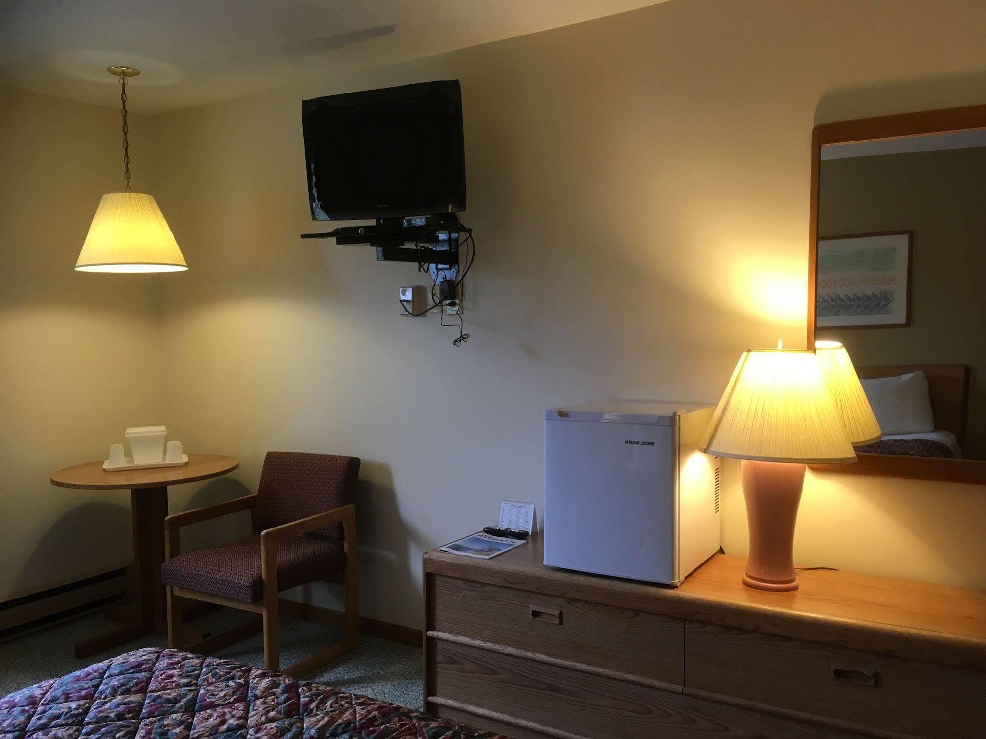 Value Host Motor Inn Marquette Eksteriør bilde