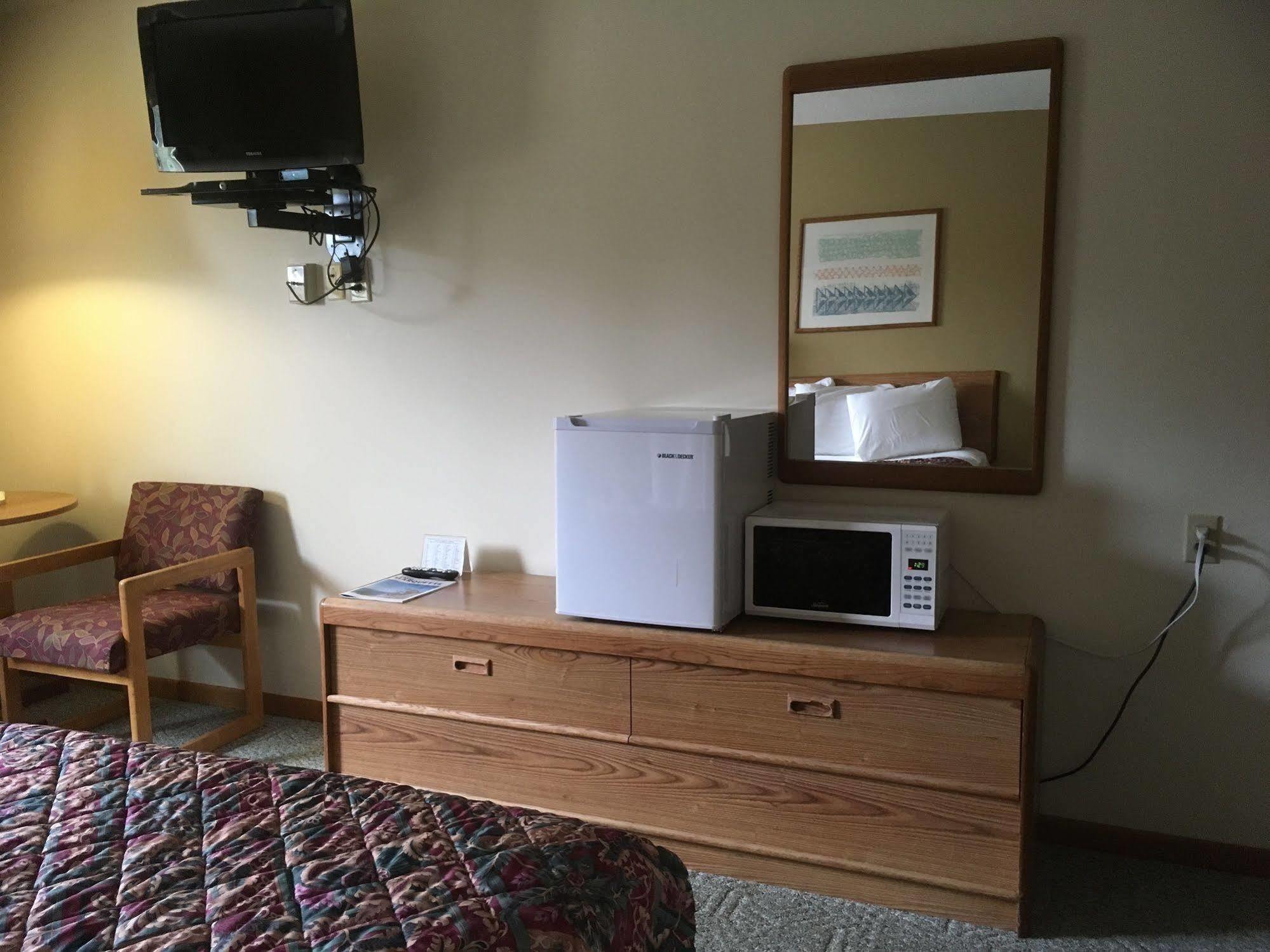Value Host Motor Inn Marquette Eksteriør bilde