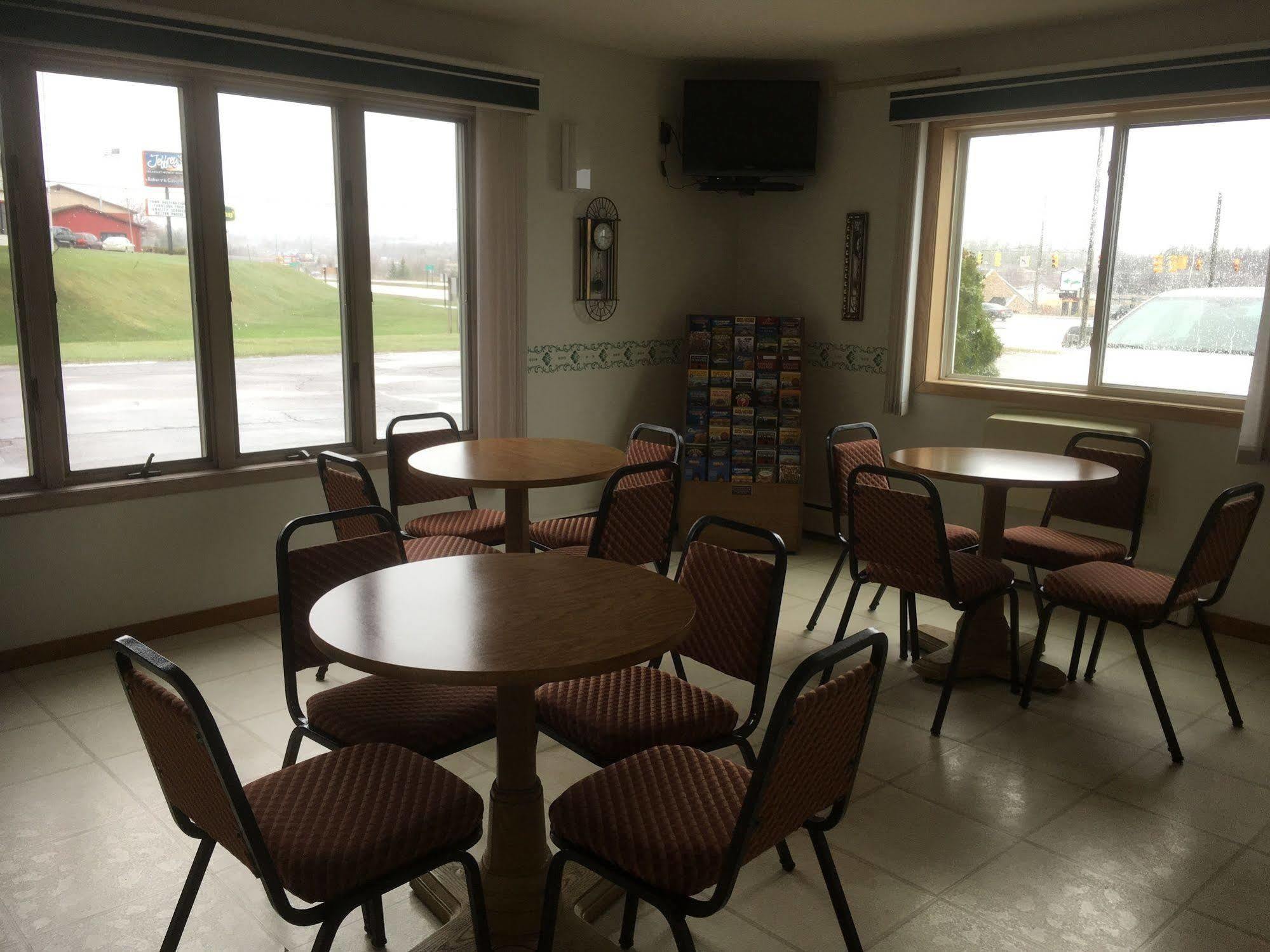 Value Host Motor Inn Marquette Eksteriør bilde