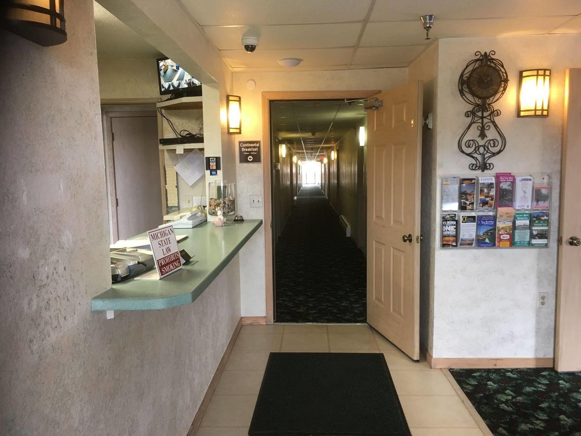 Value Host Motor Inn Marquette Eksteriør bilde